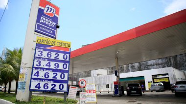 Salvador, Bahia, Brezilya - 9 Aralık 2020: Salvador 'da bir benzin istasyonunun yanında bomba fiyatlı plaka görülüyor. * * * Yerel altyazı * *