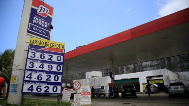 Salvador, Bahia, Brezilya - 9 Aralık 2020: Salvador 'da bir benzin istasyonunun yanında bomba fiyatlı plaka görülüyor. * * * Yerel altyazı * *