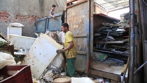 Salvador Bahia Brasile Dicembre 2020 Lavoratore Viene Visto Separare Materiale — Video Stock