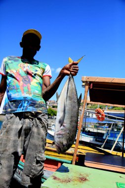 Salvador, Bahia, Brezilya - 11 Aralık 2020: balıkçı, Salvador şehrindeki Feira de Sao Joaquim limanında balık tutuyor..