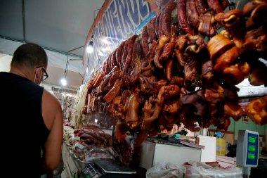 Salvador, Bahia, Brezilya - 11 Aralık 2020: Salvador şehrindeki Feira de Sao Joaquim 'de kurutulmuş et ve tütsülenmiş et satışı. 