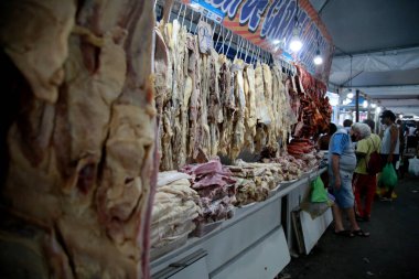 Salvador, Bahia, Brezilya - 11 Aralık 2020: Salvador şehrindeki Feira de Sao Joaquim 'de kurutulmuş et ve tütsülenmiş et satışı. 
