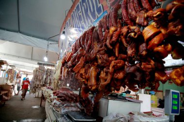 Salvador, Bahia, Brezilya - 11 Aralık 2020: Salvador şehrindeki Feira de Sao Joaquim 'de kurutulmuş et ve tütsülenmiş et satışı. 