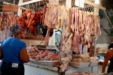 Salvador, Bahia, Brezilya - 11 Aralık 2020: Salvador şehrindeki Feira de Sao Joaquim 'de kurutulmuş et ve tütsülenmiş et satışı. 