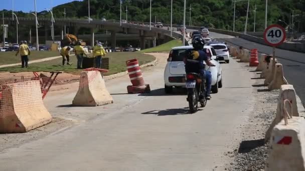 ブラジルのバヒア州サラドール 2020年12月9日 サルバドール市内の公共道路AcmとBrtシステムへの適応の建設 — ストック動画