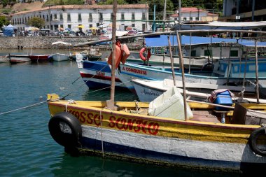 Salvador, Bahia, Brezilya - 11 Aralık 2020: Salvador şehrindeki Sao Joaoquim fuarının yanındaki limanda balıkçı tekneleri görüldü. * * * Yerel altyazı * *