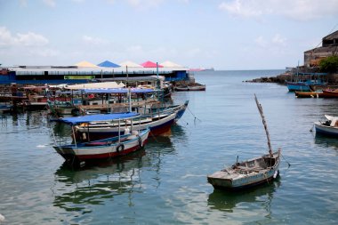 Salvador, Bahia, Brezilya - 11 Aralık 2020: Salvador şehrindeki Sao Joaoquim fuarının yanındaki limanda balıkçı tekneleri görüldü. * * * Yerel altyazı * *