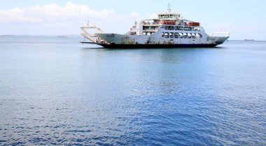 Salvador, Bahia, Brezilya - 11 Aralık 2020: Dorival Caimmi feribot Salvador 'daki Baia de Todos os Santos' u geçtikten sonra Sao Joaquim terminaline yaklaşırken görüldü..