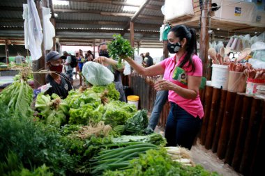 Mata de Sao Joao, Bahia, Brezilya - 31 Ekim 2020: müşteriler Mata de Sao Joao şehrindeki açık pazarda alışveriş yaparken görülürler. * * * Yerel altyazı * *