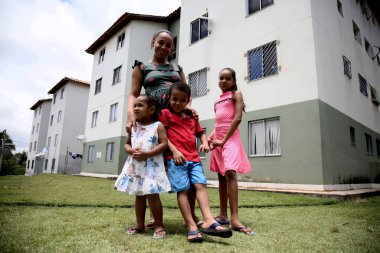 Mata de Sao Joao, Bahia, Brezilya - 1 Ekim 2020: Bir anne ve üç çocuğu, Mata de Sao Joao şehrinde federal hükümet tarafından yapım aşamasındaki popüler bir apartman dairesinde görülmektedir. * * * Yerel altyazı * *