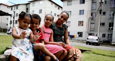 Mata de Sao Joao, Bahia, Brezilya - 1 Ekim 2020: Bir anne ve üç çocuğu, Mata de Sao Joao şehrinde federal hükümet tarafından yapım aşamasındaki popüler bir apartman dairesinde görülmektedir. * * * Yerel altyazı * *