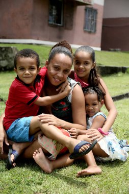 Mata de Sao Joao, Bahia, Brezilya - 1 Ekim 2020: Bir anne ve üç çocuğu, Mata de Sao Joao şehrinde federal hükümet tarafından yapım aşamasındaki popüler bir apartman dairesinde görülmektedir. * * * Yerel altyazı * *