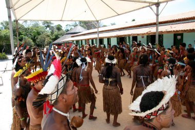 Santa Cruz Cabralia, Bahia / Brezilya - 19 Nisan 2009: Pataxo Kızılderilileri, Santa Cruz Cabralia 'daki Coroa Vermelha köyündeki yerel maçlarda tartışmalar sırasında görüldü..