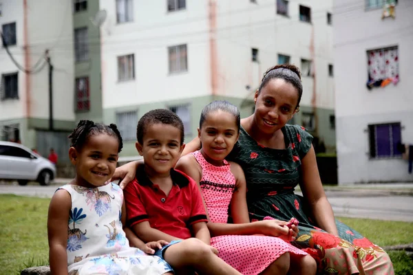 Mata Sao Joao Bahia Brazil October 2020年10月1日 一位母亲和她的三个孩子住在圣若昂市联邦政府正在修建的一套受欢迎的公寓里 地方字幕 — 图库照片