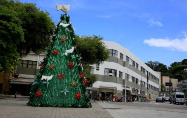 Salvador, Bahia, Brezilya - 14 Aralık 2020: Evcil hayvan şişesinin geri dönüşümünden yapılan Noel ağacı Salvador 'un Barra bölgesinde görülür. * * * Yerel altyazı * *