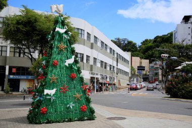 Salvador, Bahia, Brezilya - 14 Aralık 2020: Evcil hayvan şişesinin geri dönüşümünden yapılan Noel ağacı Salvador 'un Barra bölgesinde görülür. * * * Yerel altyazı * *