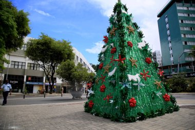 Salvador, Bahia, Brezilya - 14 Aralık 2020: Evcil hayvan şişesinin geri dönüşümünden yapılan Noel ağacı Salvador 'un Barra bölgesinde görülür. * * * Yerel altyazı * *