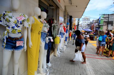 Salvador, Bahia, Brezilya - 14 Aralık 2020: Salvador şehir merkezindeki bir sokak dükkanında Corona virüsüne karşı koruyucu maske takan insanların hareketi. * * * Yerel altyazı * *