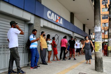 Salvador, Bahia, Brezilya - 14 Aralık 2020: Salvador şehir merkezindeki Caixa Economica Federal 'de kuyrukta insanlar görülüyor. * * * Yerel altyazı * *