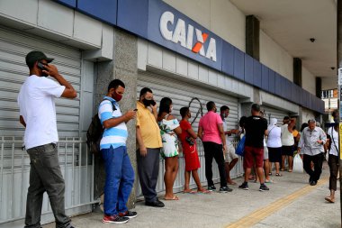 Salvador, Bahia, Brezilya - 14 Aralık 2020: Salvador şehir merkezindeki Caixa Economica Federal 'de kuyrukta insanlar görülüyor. * * * Yerel altyazı * *