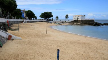 Salvador, Bahia, Brezilya - 14 Aralık 2020: Salvador 'daki Porto da Barra plajı manzarası. Site Covid-19 icadı nedeniyle kapatıldı. * * * Yerel altyazı * *