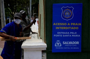 Salvador, Bahia, Brezilya - 14 Aralık 2020: Covid-19 icadı nedeniyle belediye işçisi Salvador 'daki Porto da Barra plajını engelledi. * * * Yerel altyazı * *
