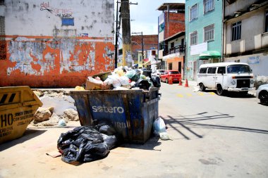 Salvador, Bahia, Brezilya - 14 Aralık 2020: Salvador şehrinde çöp toplama için kullanılan metal kutu.