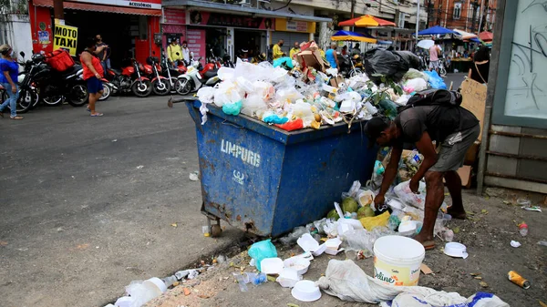 구조선 바이아 2020 사람은 살바도르 시내에서 재활용 재료를 위하여 쓰레기통을 — 스톡 사진
