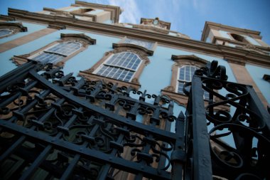 Salvador, Bahia, Brezilya - 16 Aralık 2020: Salvador şehrinin tarihi merkezi Pelourinh 'de Nossa Senhora do Rosario dos Pretos Kilisesi manzaralı. * * * Yerel altyazı * *