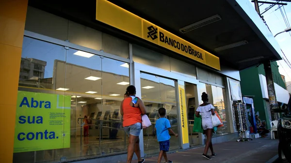 Salvador Bahia Brasil Dezembro 2020 Pessoas Passam Pela Filial Banco — Fotografia de Stock