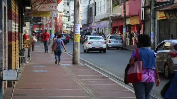 2020年12月16日ブラジル バヒアのサルヴァドール 人々はサルバドールのダウンタウンにあるバイシャ サパテイロスの店の近くを歩いている — ストック動画
