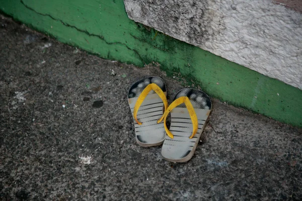 Salvador Bahia Brazylijski Grudnia 2020 Stare Gumowe Sandały Widziane Chodniku — Zdjęcie stockowe