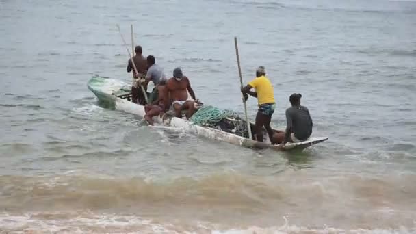 Salvador Bahia Brésil Décembre 2020 Des Pêcheurs Poussent Canot Dans — Video