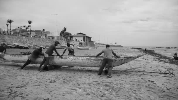 Salvador Bahia Brazil December 2020 Fishermen Seen Pushing Canoe Sea — стоковое видео