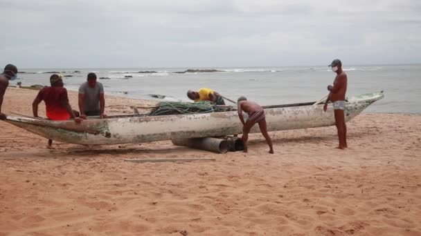 Salvador Bahia Brasil Diciembre 2020 Los Pescadores Empujando Una Canoa — Vídeo de stock