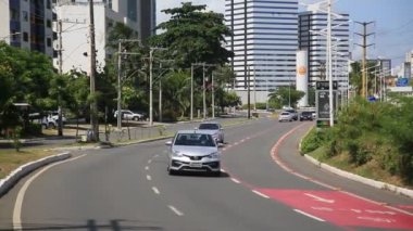 Salvador, Bahia, Brezilya - 18 Aralık 2020: Salvador 'daki Pituba Mahallesi' nde araç trafiği.