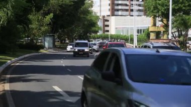 Salvador, Bahia, Brezilya - 18 Aralık 2020: Salvador 'daki Pituba Mahallesi' nde araç trafiği.