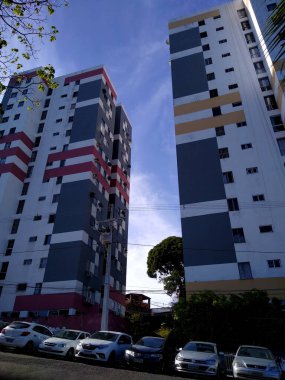 Salvador, Bahia, Brezilya - 12 Aralık 2020: Araçlar Salvador şehrindeki bir apartman otoparkının avlusunda görülmektedir. * * * Yerel altyazı * *