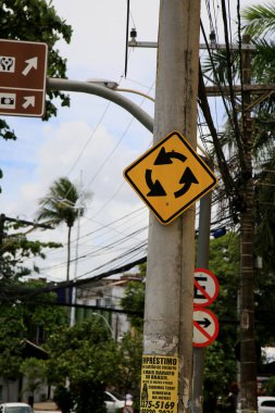 Salvador, Bahia, Brezilya - 21 Aralık 2020: Salvador şehrindeki Itapua bölgesinde bir direğe bağlı trafik işaretleri görülüyor. * * * Yerel altyazı * *
