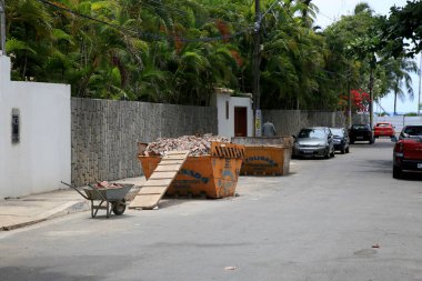 Salvador, Bahia, Brezilya - 21 Aralık 2020: Enkazı taşımak için kova ve inşaatın geri kalanı Salvador şehrinde sokakta görülüyor. * * * Yerel altyazı * *