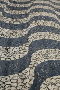 Salvador, Bahia, Brezilya - 21 Aralık 2020: Portekiz taşlarından yapılmış mozaik tasarımı olan kaldırım Salvador 'un Itapua semtinde görülmektedir..