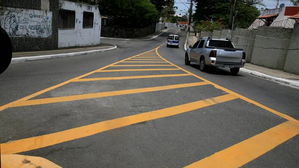 Salvador, Bahia, Brezilya - 21 Aralık 2020: Salvador şehrindeki Itapua bölgesinde bir direğe bağlı trafik işaretleri görülüyor. * * * Yerel altyazı * *