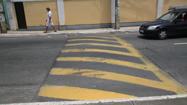 Salvador, bahia, brazil - december 21, 2020: vehicles transit through a spot with a spine on a public road in the neighborhood of Itapua, in the city of Salvador. — Stock Footage Salvador Bahia Brazil December 2020 Vehicles Transit Spot Spine Public Stock Footage