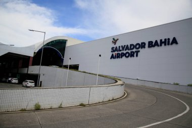 Salvador, Bahia, Brezilya - 23 Aralık 2020: Salvador şehrinin uluslararası havaalanı cephesi. Konum Vinci Havaalanları tarafından yönetilmektedir. * * * Yerel altyazı * *
