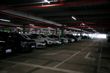 Salvador, Bahia, Brezilya - 23 Aralık 2020: Salvador şehrinin uluslararası havaalanının otoparkında araçlar görülmektedir. * * * Yerel altyazı * *