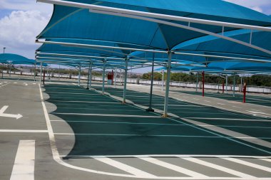 Salvador, Bahia, Brezilya - 23 Aralık 2020: Salvador şehrinin uluslararası havaalanında boş park yeri görüldü. * * * Yerel altyazı * *