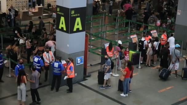 ブラジルのバヒア州サラドール 2020年12月23日 乗客はサルバドール市の国際空港のロビーのチェックインエリアで見られます — ストック動画