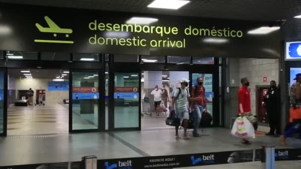 Salvador Bahia Brasil Diciembre 2020 Gente Puerta Llegada Del Aeropuerto — Vídeo de stock