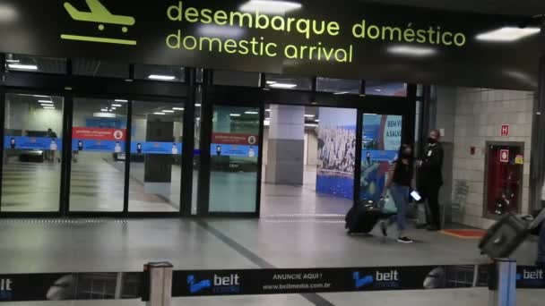 Salvador Bahia Brasil Diciembre 2020 Gente Puerta Llegada Del Aeropuerto — Vídeo de stock