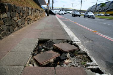 Salvador, Bahia, Brezilya - 23 Aralık 2020: Salvador şehrinde kaldırımda bir delik görüldü. * * * Yerel altyazı * *